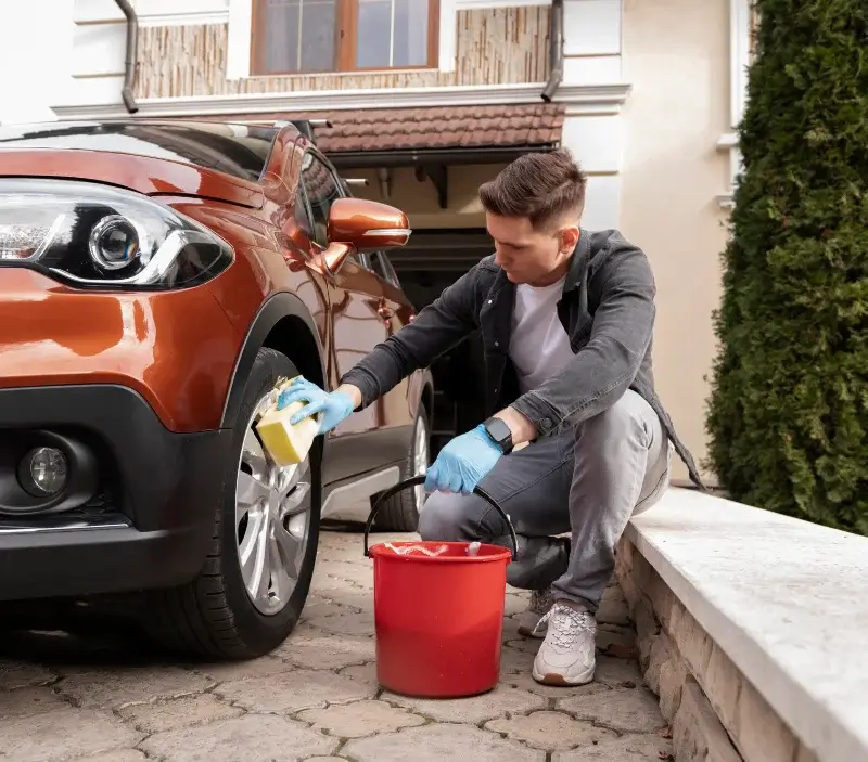 Lavage auto à domicile Gorre : professionnel intervenant sur un véhicule